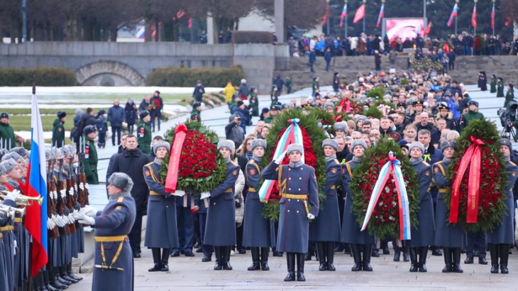 К монументу «Мать-Родина» возложили цветы в честь годовщины со дня снятия блокады Ленинграда