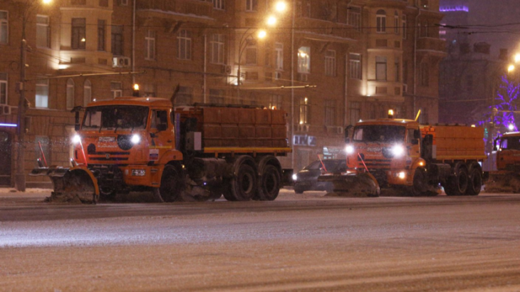 В Москве начали проводить выборочную противогололёдную обработку дорог