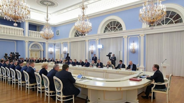 Медведев прервал выступление главы РЖД, призвав не хвалиться успехами