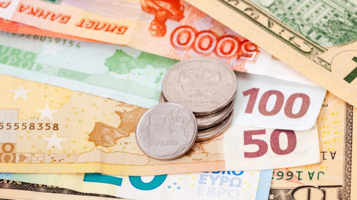 Курсы евро и доллара снизились по отношению к рублю