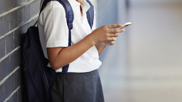 Роспотребнадзор: детей нельзя лишать смартфонов в школах, если они нужны по медпоказаниям