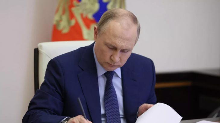 Путин поручил разобраться с вопросами получения гражданства России в новых регионах