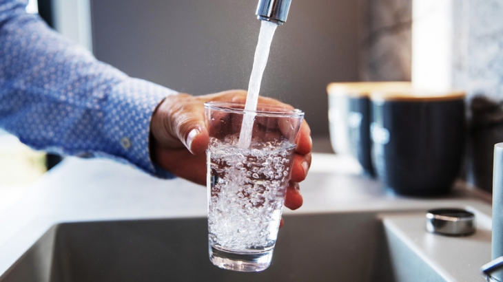 Диетолог Тихомирова напомнила о пользе выпитого натощак стакана воды
