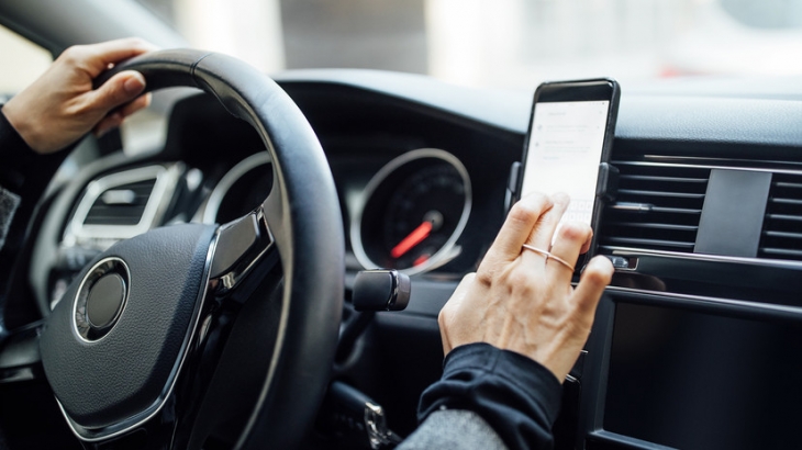 В России предложили увеличить штраф за пользование телефоном за рулём
