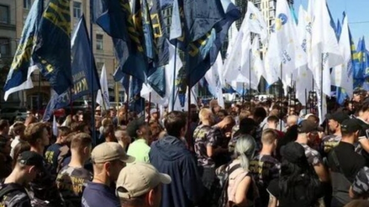 Петр Порошенко устроил в Киеве митинг против отмены закона «Об очищении власти»