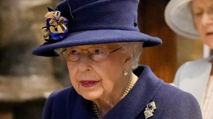 Королева Великобритании провела ночь в больнице