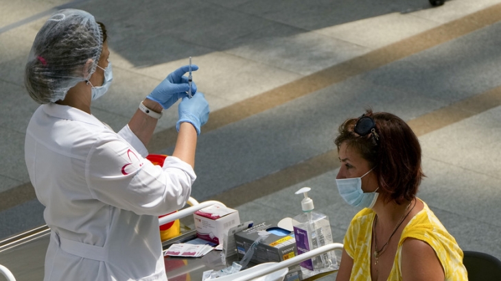 Врач Мясников назвал ревакцинацию защитой от штамма коронавируса «омикрон»