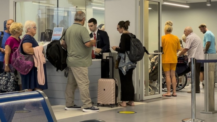 Guardian: рейсы в аэропортах Лондона задерживаются из-за очередей на паспортном контроле