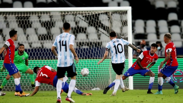 Гол Месси помог сборной Аргентины по футболу сыграть вничью с Чили на старте Кубка Америки