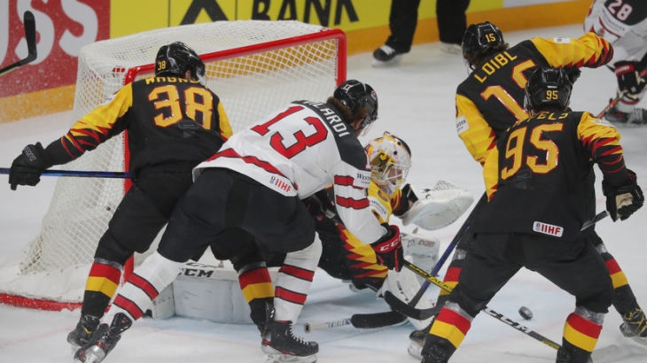 Канада потерпела третье поражение подряд со старта ЧМ по хоккею